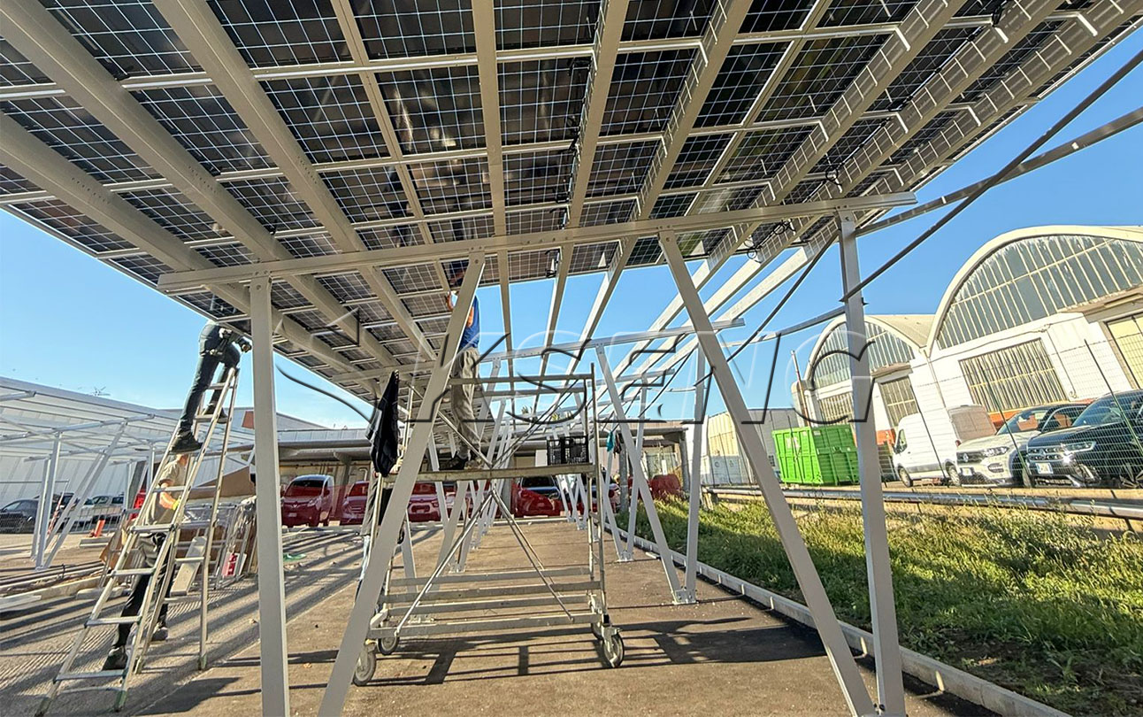 Una cochera solar de aluminio alimenta un supermercado italiano