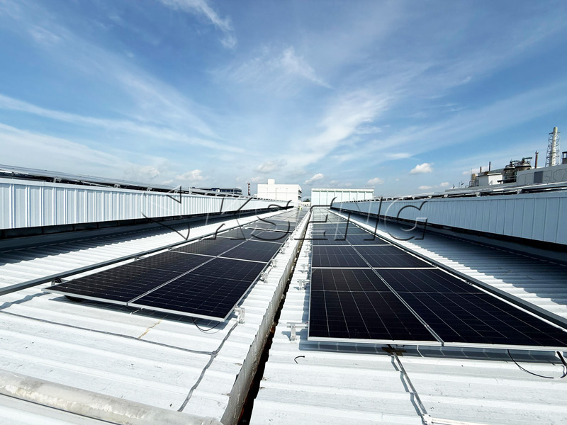 Proyecto solar en tejados de Singapur de 375 kW | Soluci&oacute;n de montaje en techo de metal con costura alzada Kseng