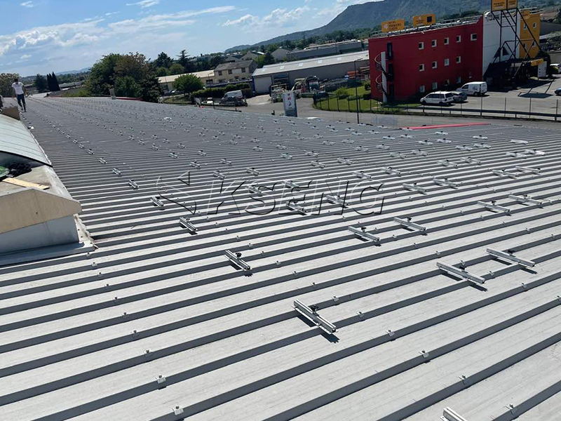 Sistemas de montaje solar para tejados met&aacute;licos.