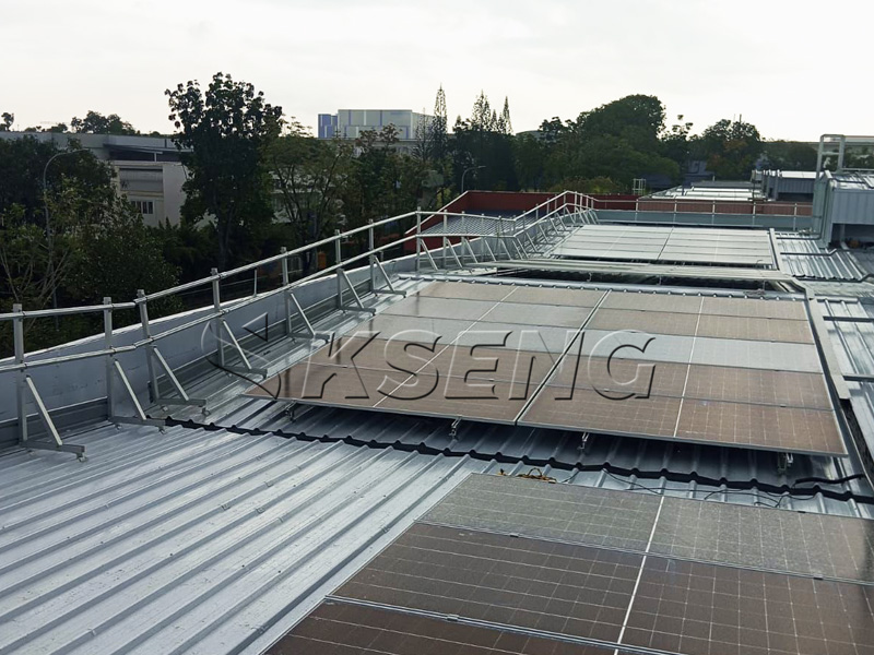 Sistema-de-montaje-de-pie-Kseng-L-para-techo-met&aacute;lico-con-junta-alzada,-proyecto-solar-de-Singapur