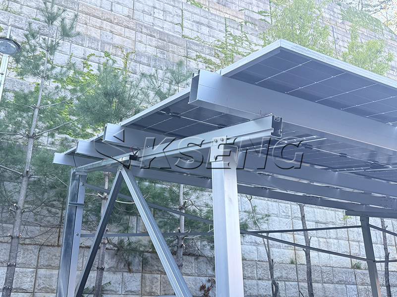 Cocheras solares de aluminio y acero inoxidable.