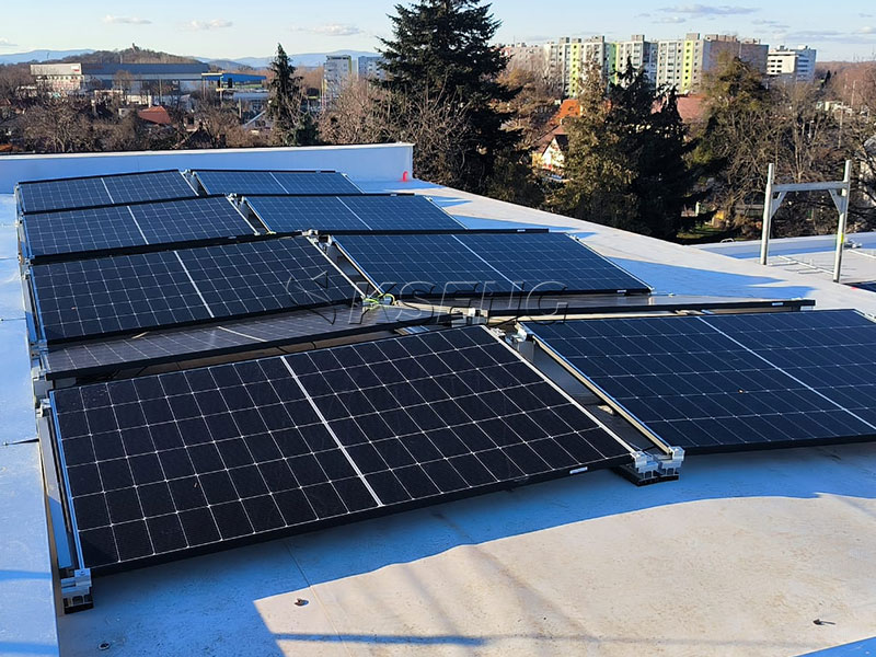 El sistema de montaje solar para techo plano con balasto Kseng se implementa en un techo de concreto en Eslovaquia
