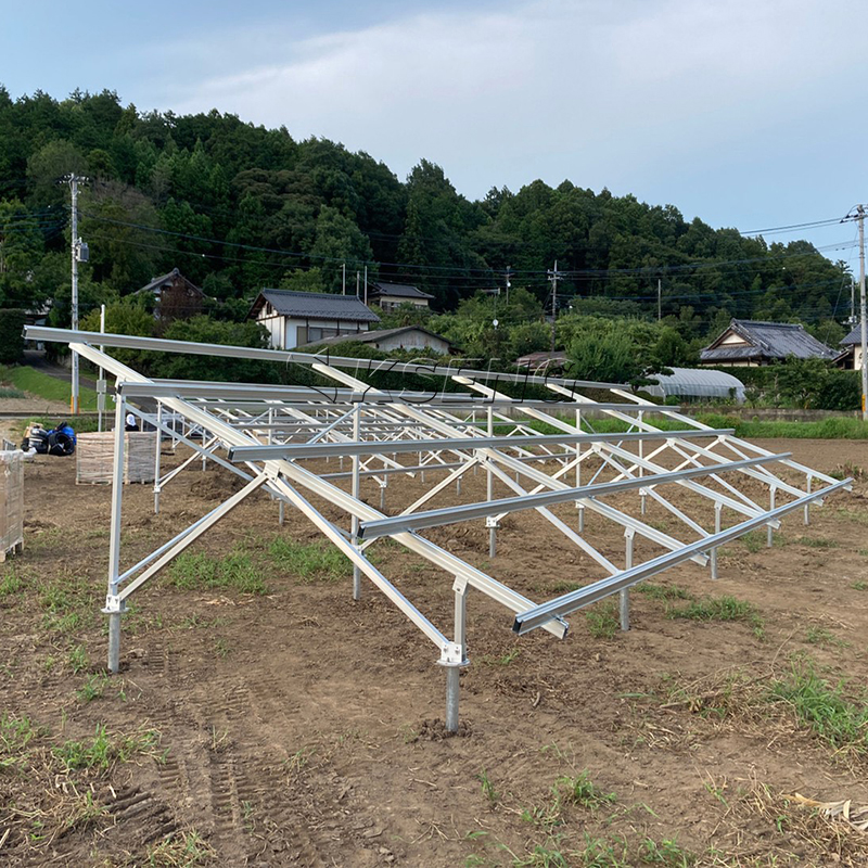 Instalaci&oacute;n de estanter&iacute;as solares prefabricadas para una construcci&oacute;n r&aacute;pida