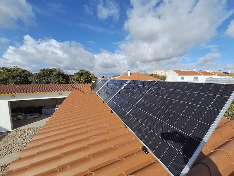 Proyecto solar de techo de tejas en Portugal: soportes inclinables ajustables negros Kseng para instalaci&oacute;n fotovoltaica residencial en 2026