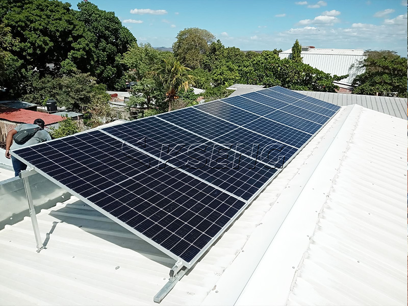 Kseng impulsa la sostenibilidad salvadore&ntilde;a con soportes solares ajustables para techos met&aacute;licos
