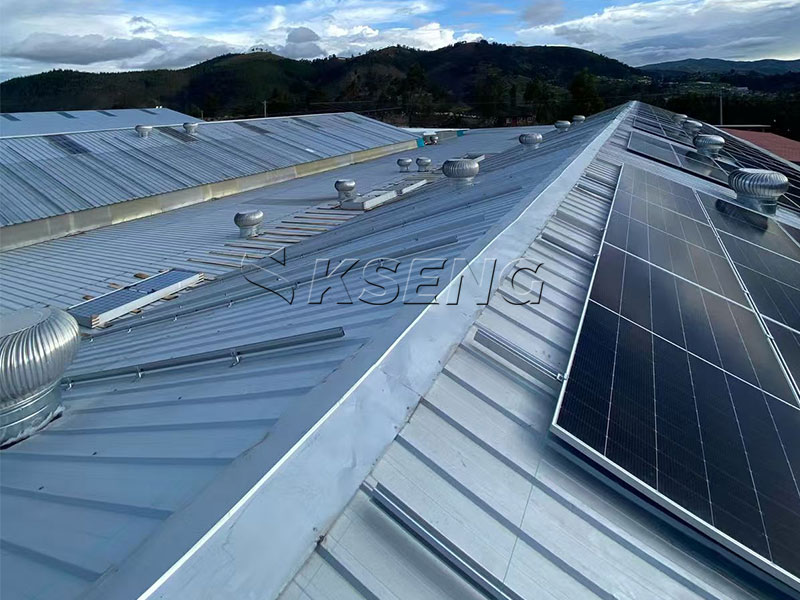 Sistema-de-montaje-fotovoltaico-de-techo-met&aacute;lico-comercial