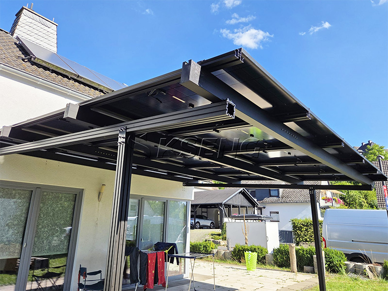 Un propietario alem&aacute;n logra una integraci&oacute;n solar sin esfuerzo con un sistema de p&eacute;rgola de aluminio negro montado en la pared