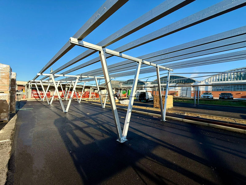 Calidad de ingenier&iacute;a: la cochera solar de aluminio premium de Kseng alimenta un supermercado italiano