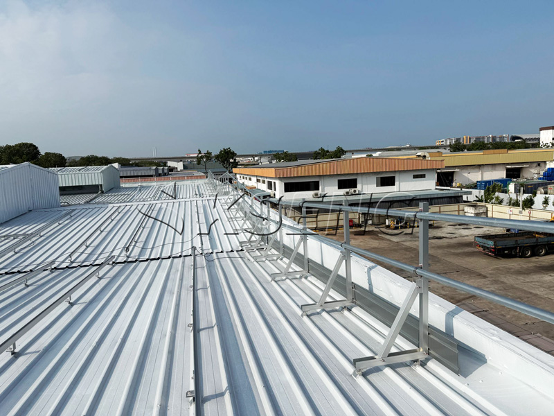Kseng-barandilla-de-azotea-con-puerta-de-seguridad-para-proyecto-solar-de-375kW,-acero-galvanizado,-no penetrante