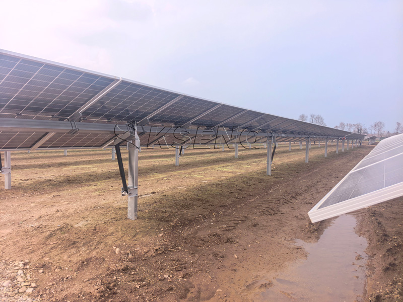 Instalaci&oacute;n-de-seguidor-solar-de-un-eje-Kseng-en-una-granja-solar-italiana