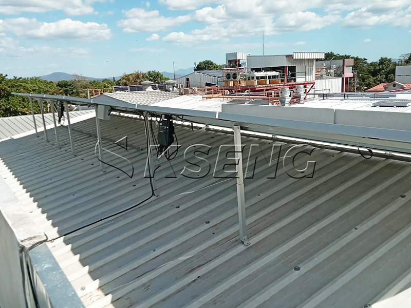 Instalaci&oacute;n solar en techo met&aacute;lico.