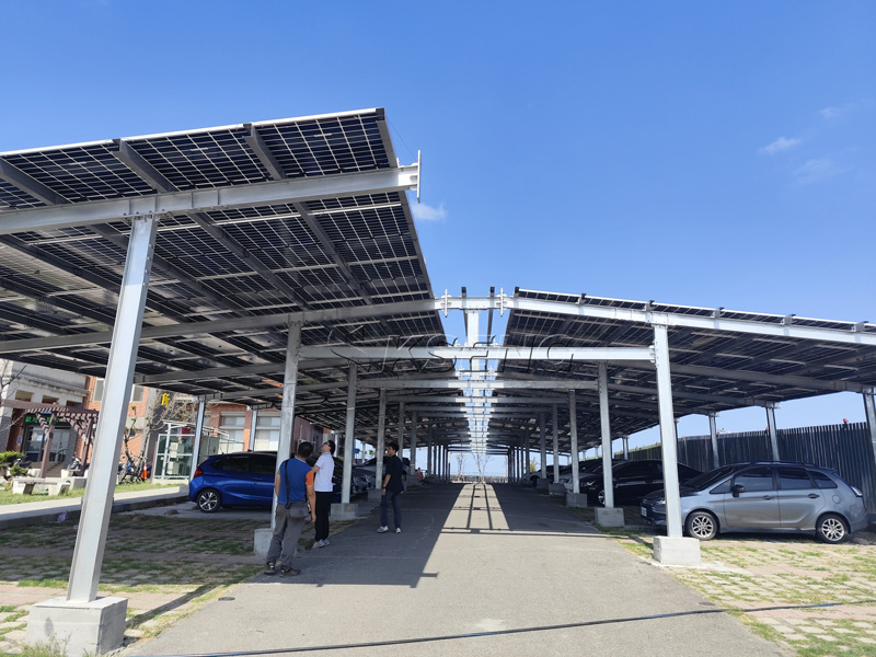 Sistema de cochera solar comercial para dar sombra a estacionamientos.