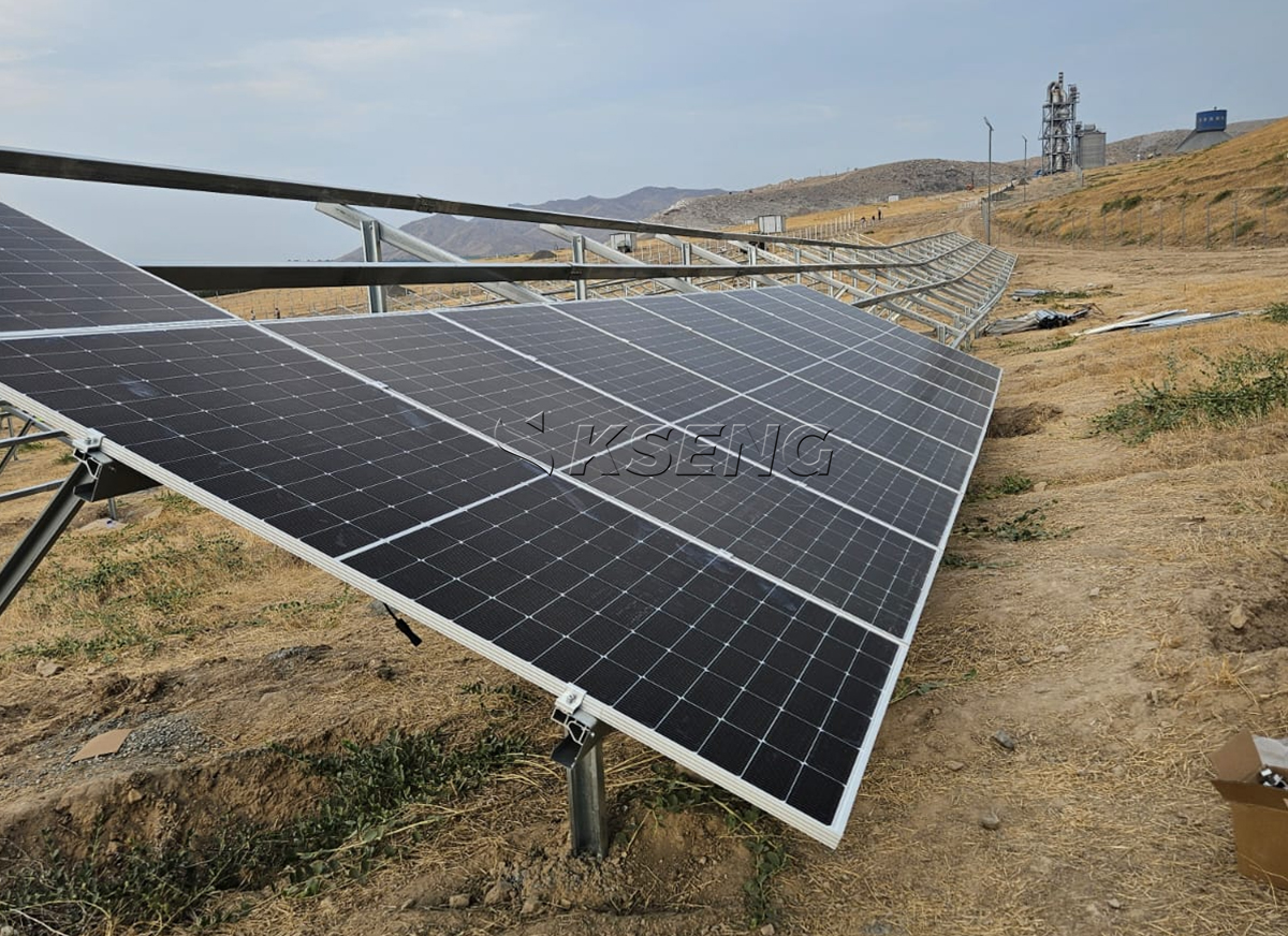 Montaje de paneles solares sobre estanter&iacute;as de suelo de acero recubiertas de Zn-Al-Mg