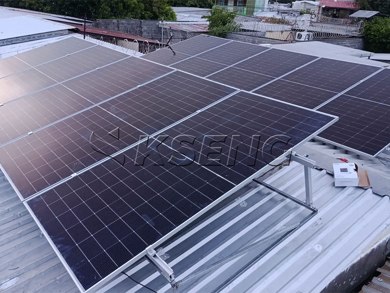 Sistema de montaje solar ajustable Kseng para proyecto de techo met&aacute;lico en El Salvador