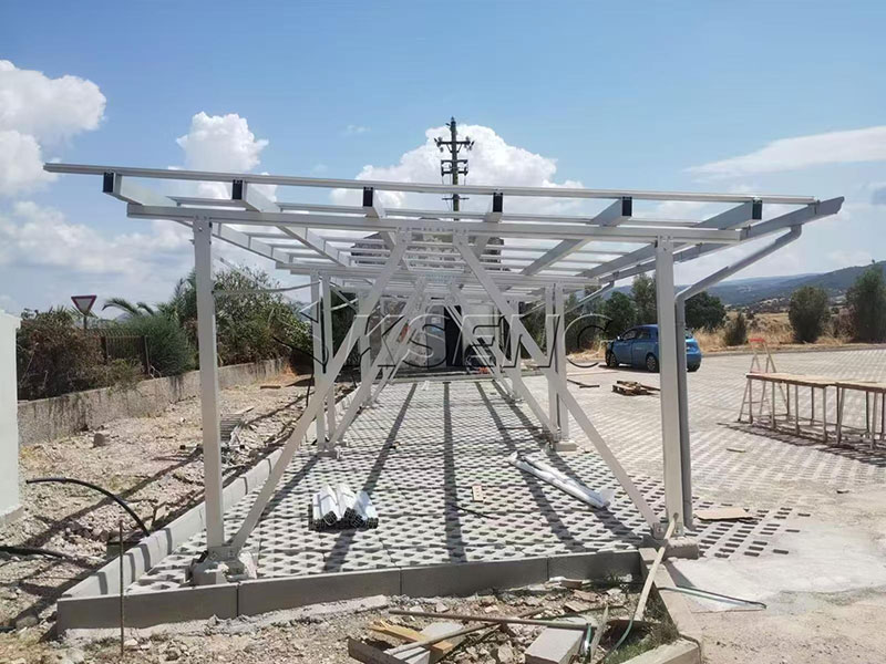 Estructura-de-cochera-solar-de-aluminio-tipo-W-para-seis-plazas-de-aparcamiento-en-Italia
