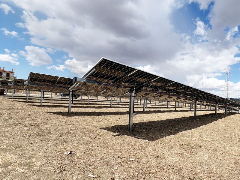 Proyecto de seguidor solar de un solo eje KST-1P de 1 MW en Italia en un terreno con pendiente de 7&deg; | Kseng