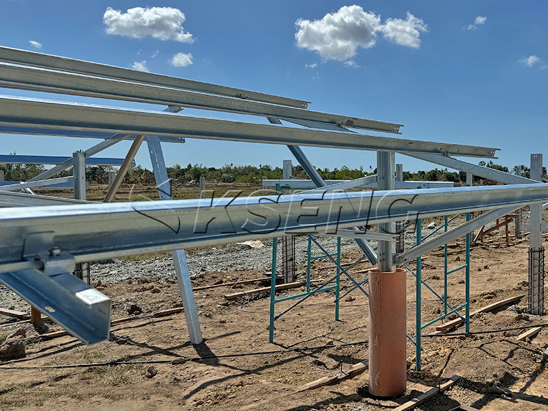 Sistema de estanter&iacute;as solares montadas en el suelo fabricadas en acero galvanizado en caliente.