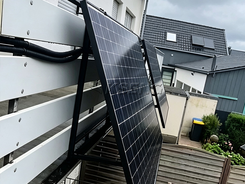Instalaci&oacute;n-de-paneles-solares-para-balcones-residenciales-alemanes-con-KSENG-Universal-Easy-Solar-Bracket-Lite-on-rail