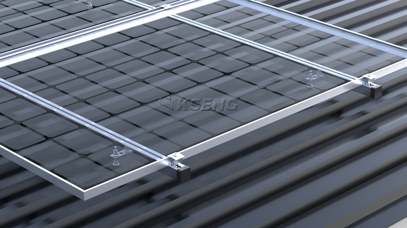 Vista completa de los paneles solares instalados con un sistema de pernos de suspensi&oacute;n en un techo met&aacute;lico industrial