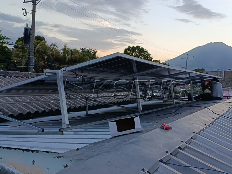 Patas-delanteras-y-traseras-ajustables-para-montaje-de-paneles-solares-en-techo-met&aacute;lico
