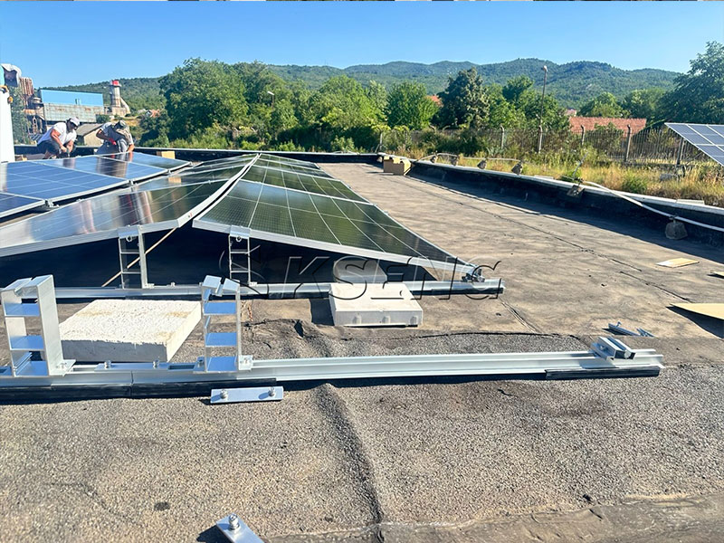 Instalaci&oacute;n-del-sistema-de-montaje-de-lastre-solar-kseng-en-tejado-plano-de-hormig&oacute;n-en-Montenegro