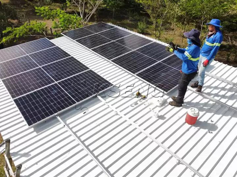 Paneles-solares-instalados-con-sistema-de-montaje-de-rieles-y-pies-Kseng-L-en-un-techo-de-metal-en-Nicaragua