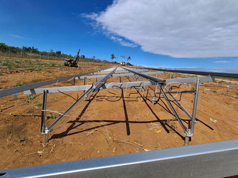 5.-Soportes-de-acero-revestido-de-Al-Zn-para-central-solar-costera