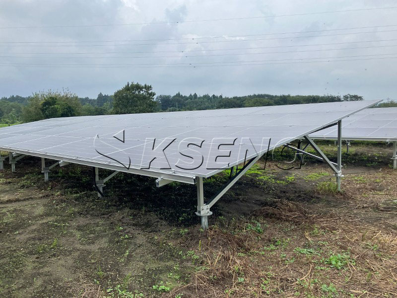 Instalaci&oacute;n-de-estructura-de-montaje-solar-en-tierra