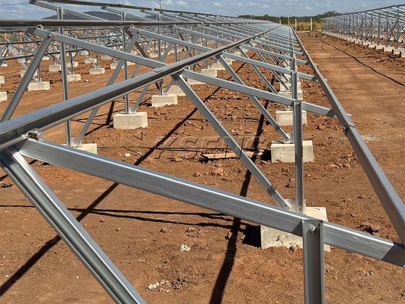 Sistema-de-estanter&iacute;a-solar-montado-en-suelo-de-acero-recubierto-de-zn-al-mg-en-una-granja-solar-a-escala-de-servicios-utilitarios