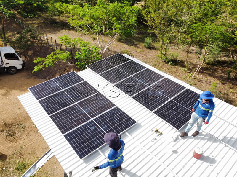 Sistema-de-montaje-de-riel-solar-de-aluminio-kseng-instalado-en-una-azotea-de-metal-en-Nicaragua