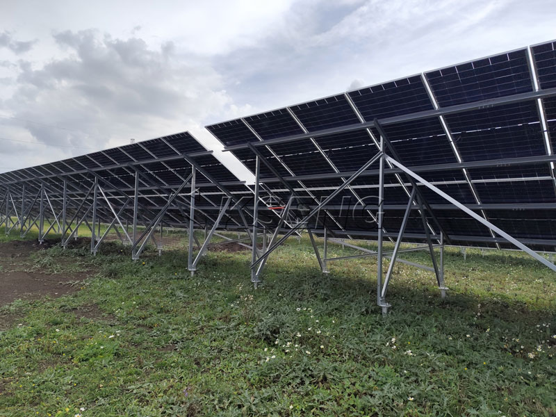Estructura-de-montaje-solar-de-acero-revestido-de-Zn-Al-Mg-para-fotovoltaica-montada-en-suelo