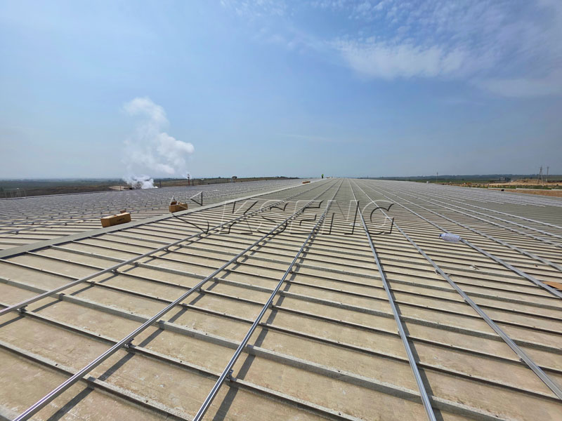AL6005-T5-rieles-solares-de-aluminio-instalados-en-un-techo-met&aacute;lico-con-junta-alzada-en-Uzbekist&aacute;n