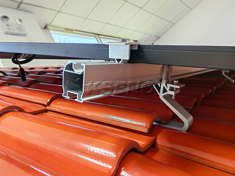 Sistema-de-montaje-de-paneles-solares-de-aleaci&oacute;n-de-aluminio-instalado-en-la-azotea-de-un-residencial