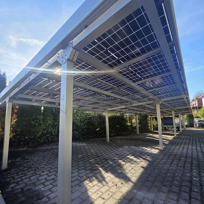 Vista-de-primer-plano-de-una-estructura-de-montaje-de-cochera-solar-de-aluminio-por-Kseng