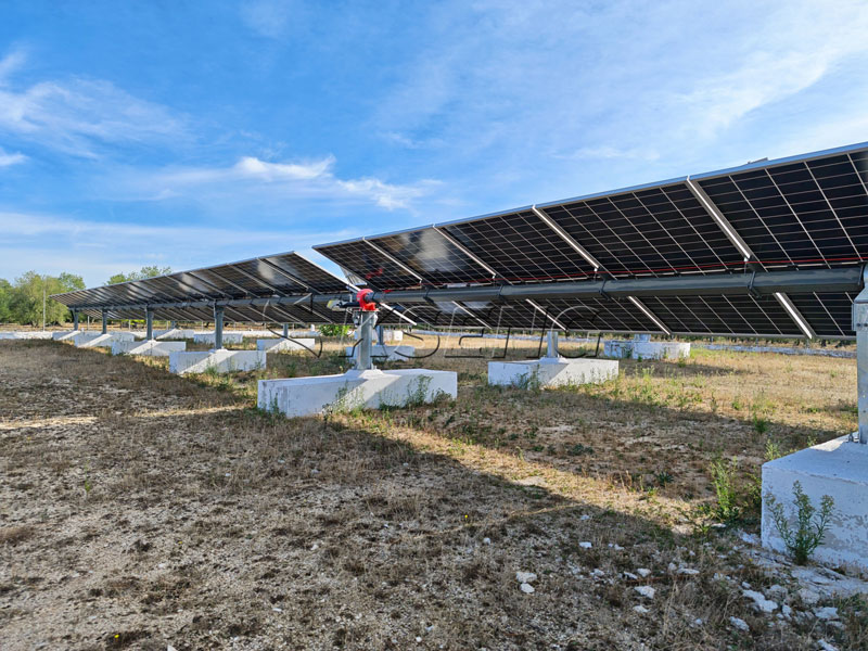 Proyecto de seguidor solar KST-1P de 1MW en Italia con dise&ntilde;o personalizado de cimientos de muelle de concreto
