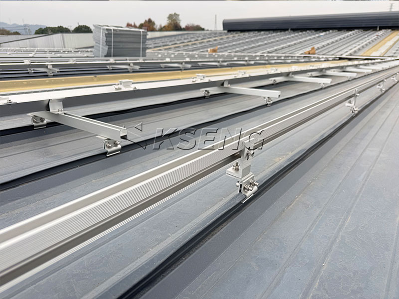 Kseng-Energy-soluci&oacute;n-de-montaje-solar-sin-penetraci&oacute;n-para-techos-met&aacute;licos