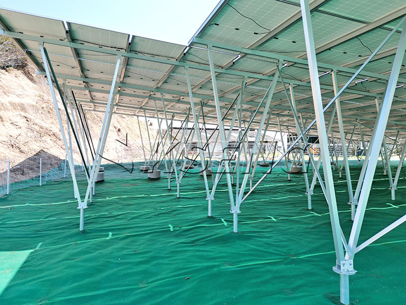 _-instalaci&oacute;n-de-cimientos-tornillos-de-tierra-solar-en-sitio