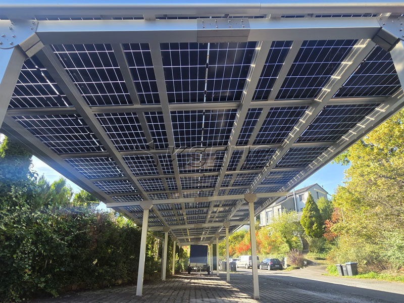 Paneles-fotovoltaicos-instalados-en-una- marquesina-de-aparcamiento-solar-comercial