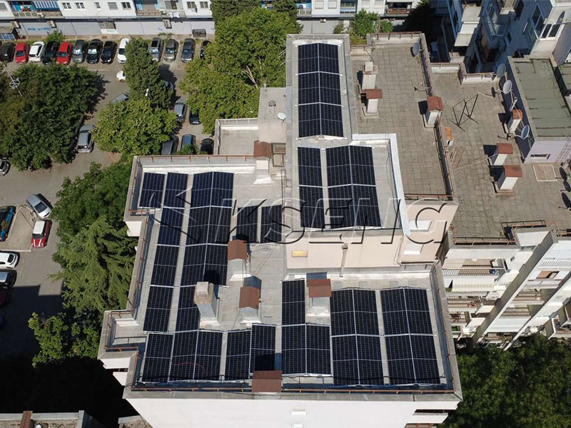 Sistema de montaje de lastre solar instalado con &eacute;xito en un techo plano de concreto en Montenegro